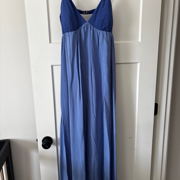 A&F Bra-Free Clasp-Back Flowy Maxi Dress - Picture 4 of 6